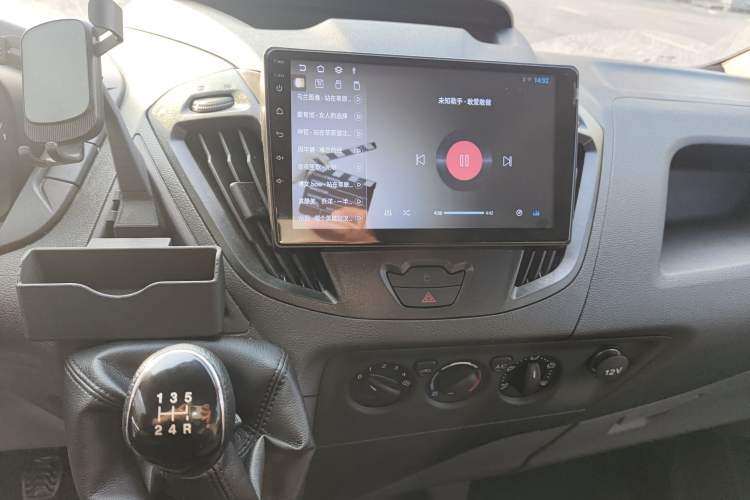 Used Ford Transit 2019 2.0T Diesel Van Mid-Chassis Mid-Roof 3-Seater China VI Standard
