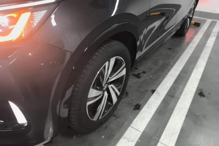 Used Volkswagen Tavendor 2024 380TSI All-Wheel Drive R-Line Cruise Edition Left Front Wheel Hub