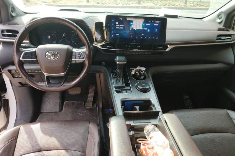 Used Toyota SIENNA 2021 2.5L Hybrid Platinum Edition Center Console