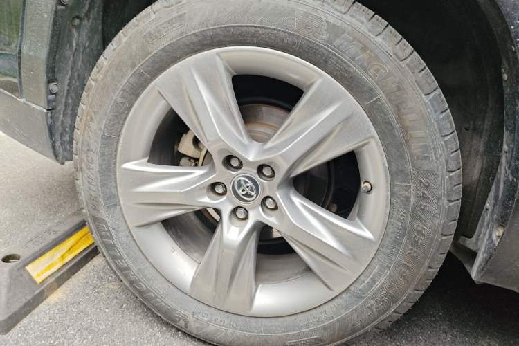 Used Toyota Highlander 2015 2.0T Four-Wheel Drive Luxury Edition 7-Seater Right Front Wheel Hub