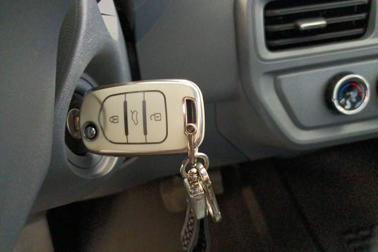 Used Wuling Yangguang 2024 300KM Comfort Version Passenger Van 75kW Vehicle Key