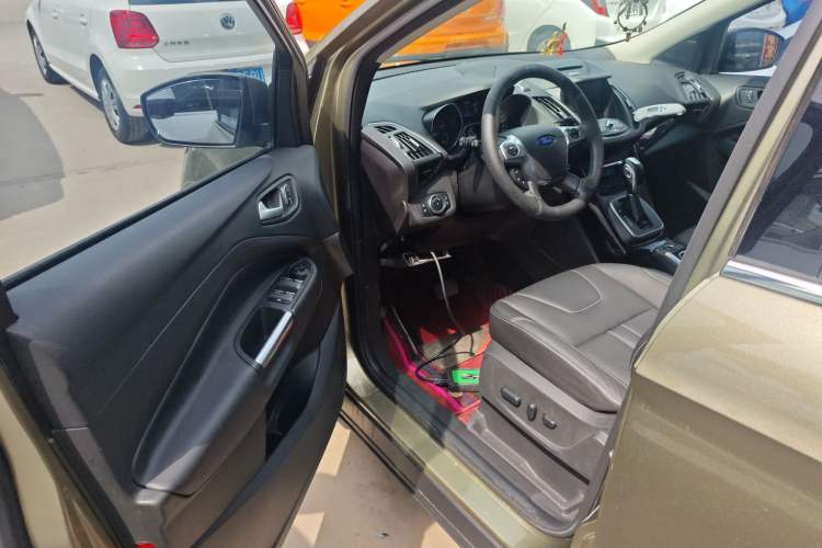 Used Ford Kuga 2015 2.0L GTDi Four-Wheel-Drive Sport Model Driver Seat