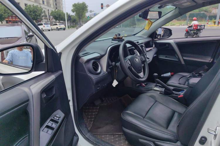 Used Toyota RAV4 2019 2.0L CVT Two-Wheel Drive Fashion X Limited Edition China VI Standard Driver Seat