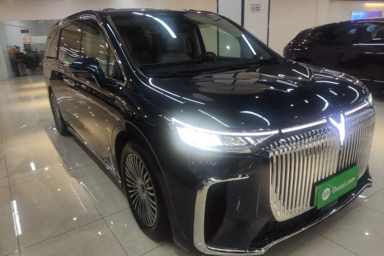 Used VOYAH Dream 2025 PHEV Four-Wheel Drive Prestige Kunpeng Edition Front Right 45 Deg