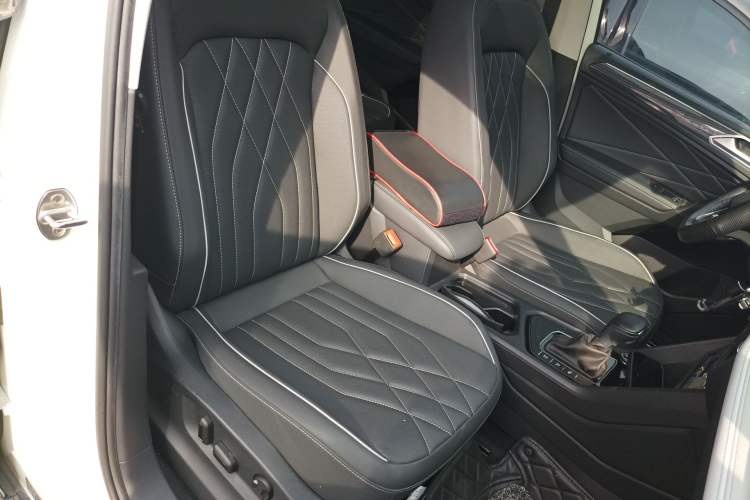 Used Volkswagen Tiguan L 2023 330TSI Automatic Two-Wheel Drive R-Line Enjoyment Edition Right Front Seat