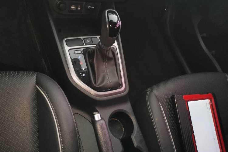 Used Hyundai ix25 2015 1.6L Automatic Two-Wheel Drive Smart GLS Trim Gear Lever