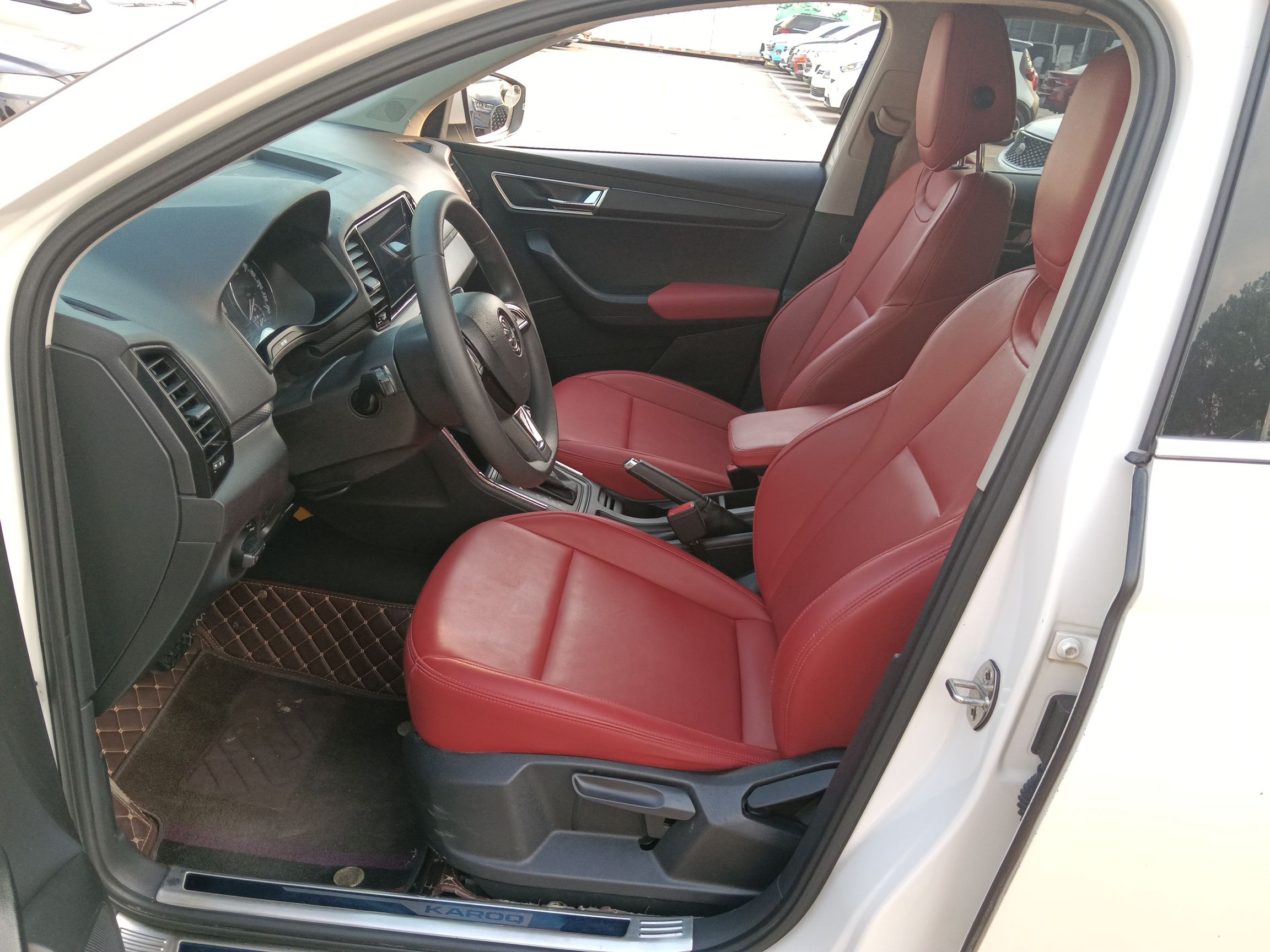 المقاعد الأمامية داخل السيارة