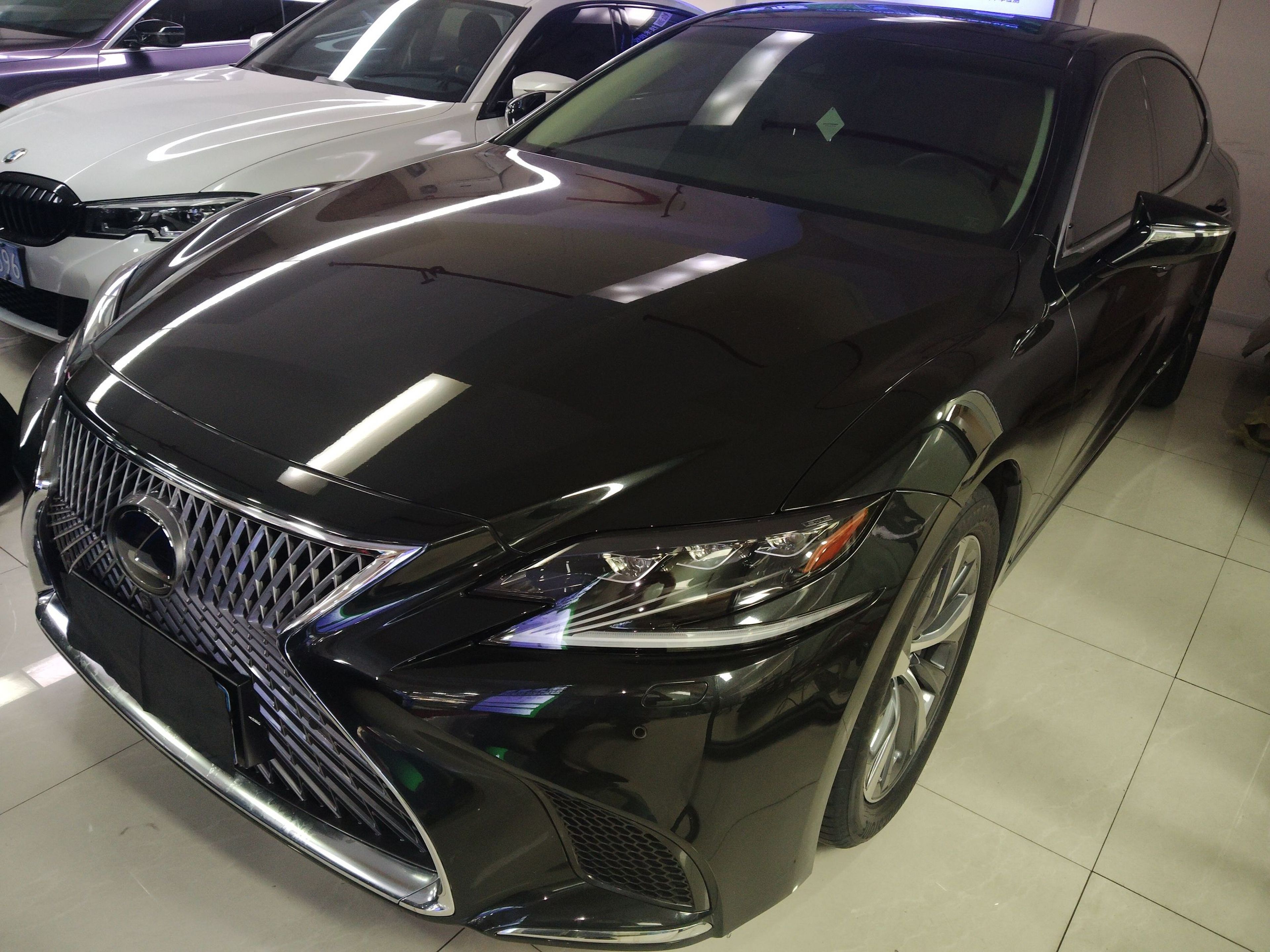 Под передней частью автомобиля