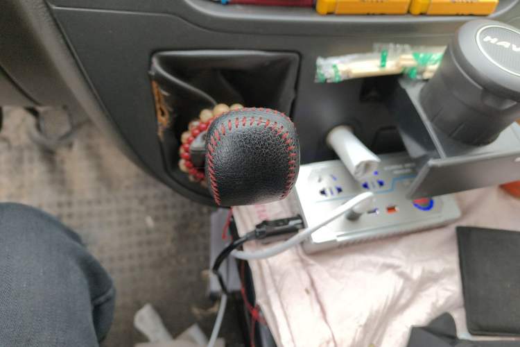 Used SAIC MAXUS Xintu V80 2016 2.5T Manual Aoyuntong National IV Short Wheelbase Mid-Roof 6-Seater