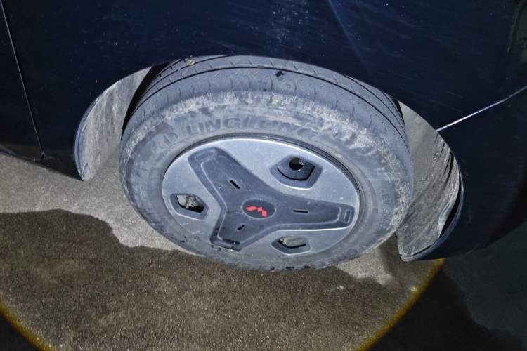 Used Wuling Zhiguang New Energy 2025 Comfort Model Right Front Wheel Hub