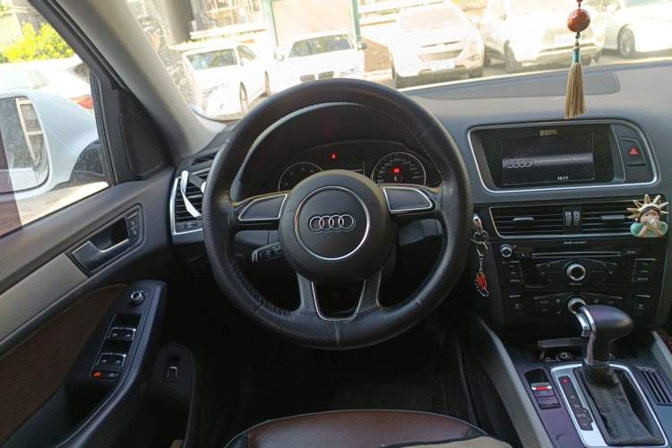 Used Audi Q5 2017 Plus 40 TFSI Technology Model Steering Wheel