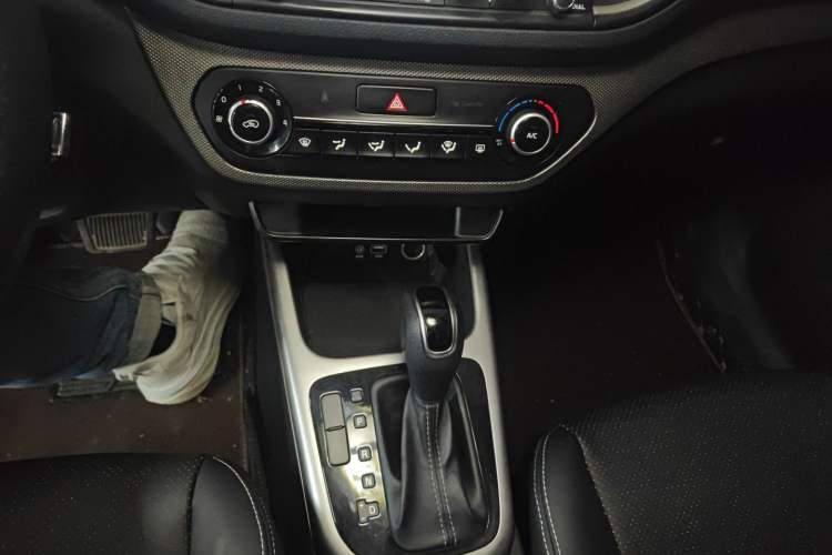 Used Kia KX3 2015 2.0L Automatic Two-Wheel Drive DLX Gear Lever