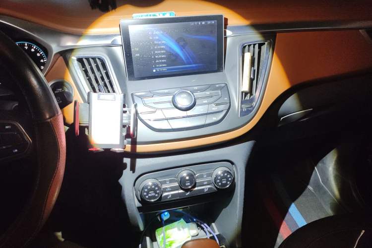 Used Soueast DX7 2015 1.5T Automatic Elite Model Audio And AC Panel