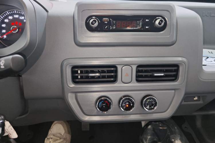 Used Wuling Yangguang 2024 300KM Comfort Version Passenger Van 75kW
