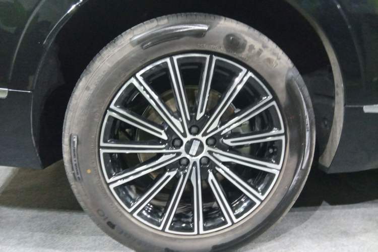 Used Geely Galaxy M9 2025 Model 230km Two-Wheel-Drive Exploration Edition Exterior 5