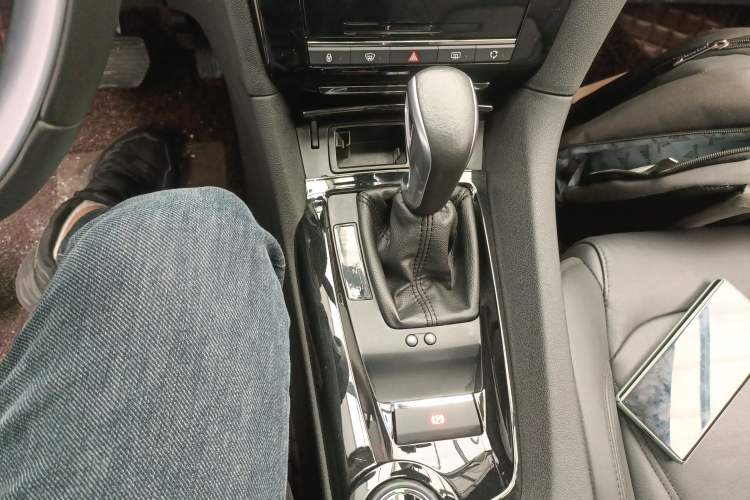 Used DS 6 2018 30THP Prestige Edition Gear Lever