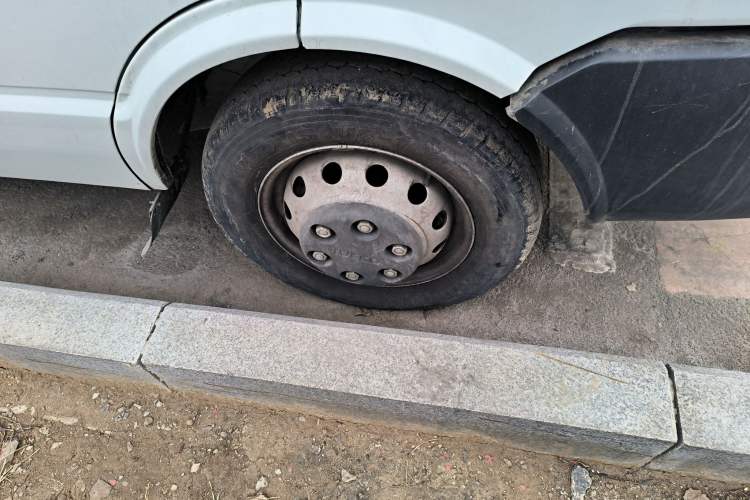 Used Iveco Daily 2023 2.5T V40 Van Long Wheelbase Mid-Roof Dual Tires Manual Doors 2-3 Seater
