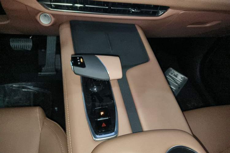 Used Changan UNI-Z New Energy 2024 Blue Whale Smart Electric iDD 125km Leading Model
