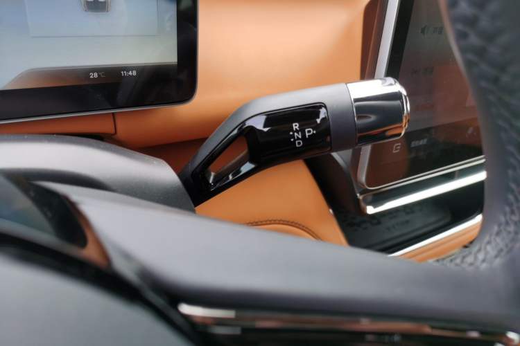 Used Geely Galaxy LEVC L380 2024 140-Degree 6-Seater All-Wheel-Drive Ultra Gear Lever