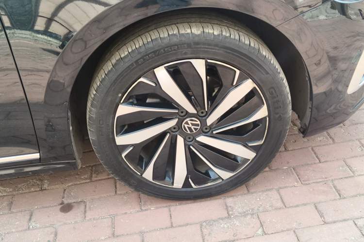 Used Volkswagen Passat 2023 Revised 330TSI Elite Edition Right Front Wheel Hub