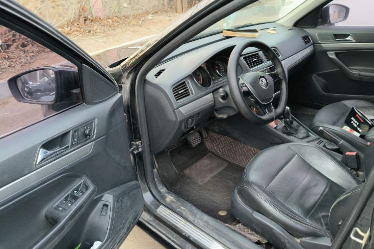 Used Volkswagen Lavida 2015 1.6L Automatic Comfort Edition
