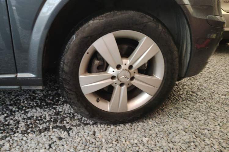 Used Mercedes-Benz Viano 2012 2.5L Hospitality Edition Right Front Wheel Hub