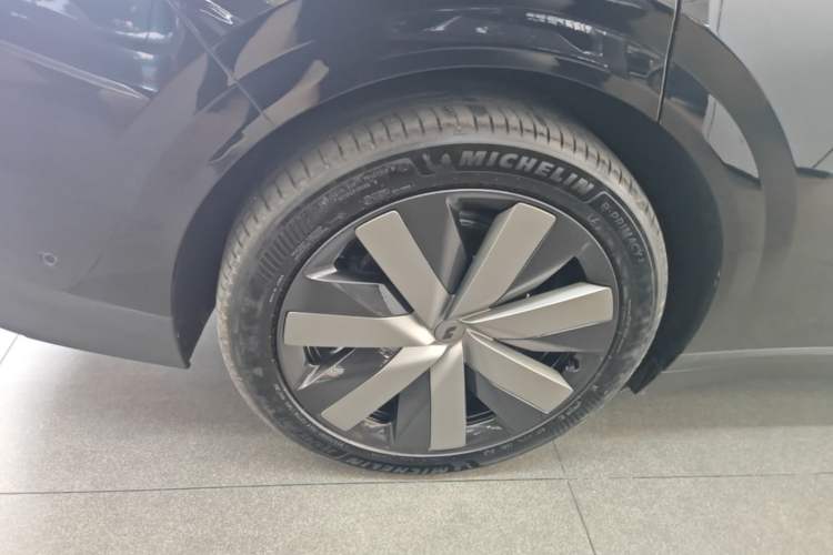 Used Li Auto i6 2025 Model Two-Wheel-Drive Standard Type Right Rear Wheel Hub