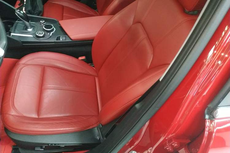 Used Alfa Romeo Giulia 2017 2.0T 280HP Luxury Edition
