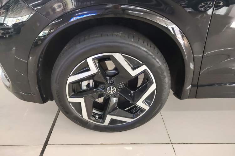 Used Volkswagen Tiguan L 2024 PRO 330TSI Two-Wheel Drive R-Line Smart Edition
