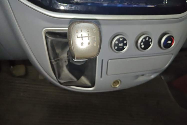 Used SAIC MAXUS Xintu V80 2023 2.0T Manual Classic Aoyuntong Power Version Short Wheelbase Mid-Height 5/6-Seater