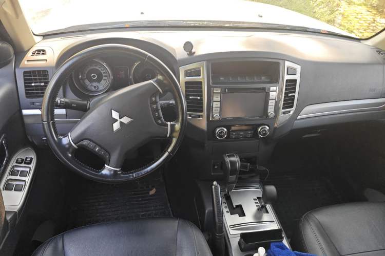 Used Mitsubishi Pajero 2015 3.0L Automatic Elite Plus Version China V Standard Interior 2