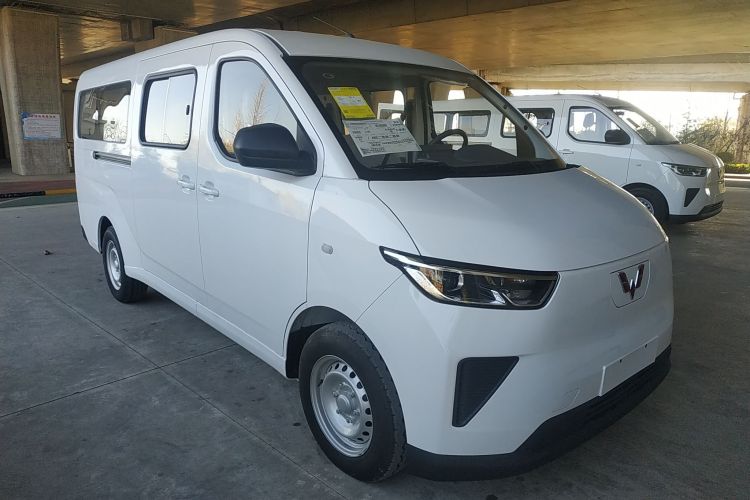 Used Wuling Yangguang 2024 300KM Comfort Version Passenger Van 75kW
