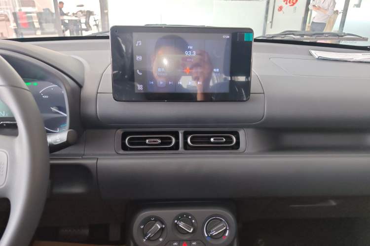 Used Wuling Hongguang New Energy 2024 All-Electric Model 300KM Standard Version Audio And AC Panel