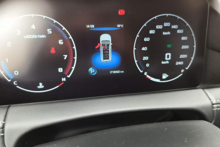 Used Geely Auto Haoyue 2020 1.8TD DCT Luxury 7-Seater Odometer Close Up