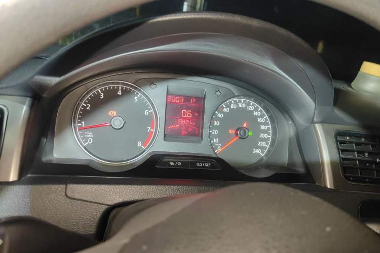 Used Volkswagen Santana 2015 1.6L Automatic Comfort Edition Odometer Close Up