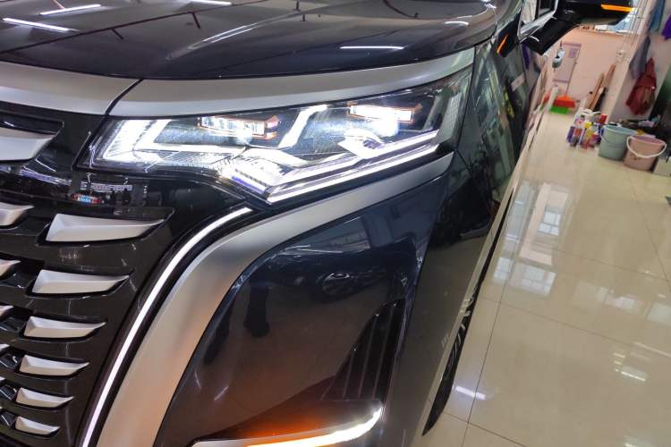 Used Denza D9 2022 DM-i 970 Four-Wheel Drive Flagship Model
