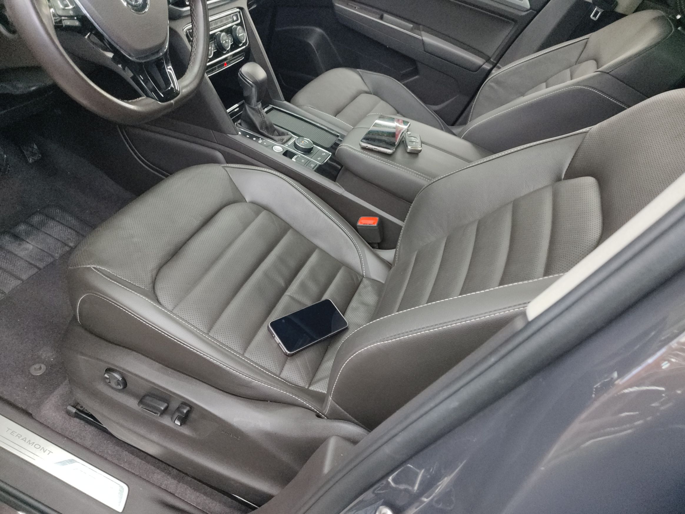 Переднее сиденье в автомобиле