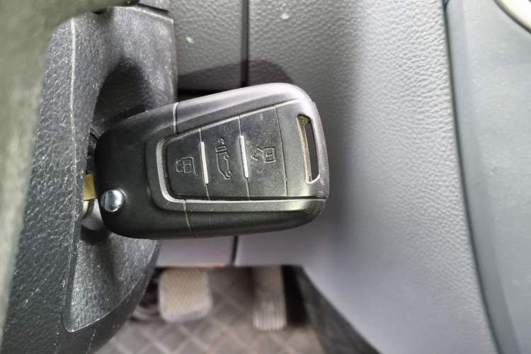 Used SAIC MAXUS Xintu V80 2023 2.0T AMT Classic City Distribution King Short Wheelbase Mid-Roof 3-Seater