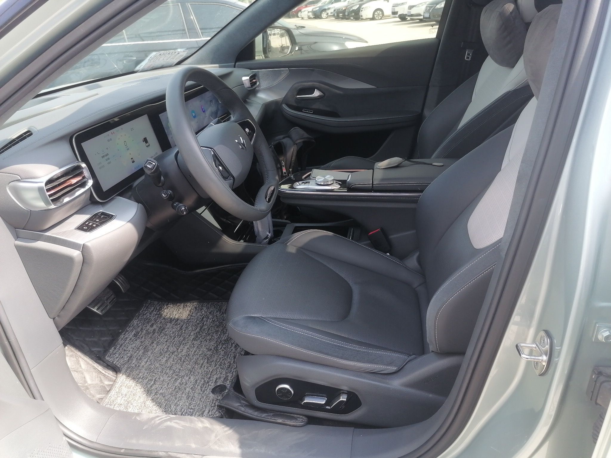 Переднее сиденье в автомобиле