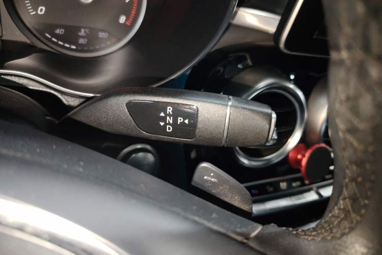 Used Mercedes-Benz GLC Coupe 2019 Facelift GLC 200 4MATIC Coupe SUV Gear Lever