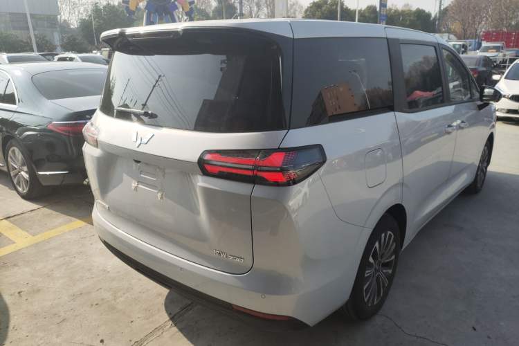 Used Wuling Wuling Starlight 730 2025 Model Plug-in Hybrid 125km Luxury Edition
