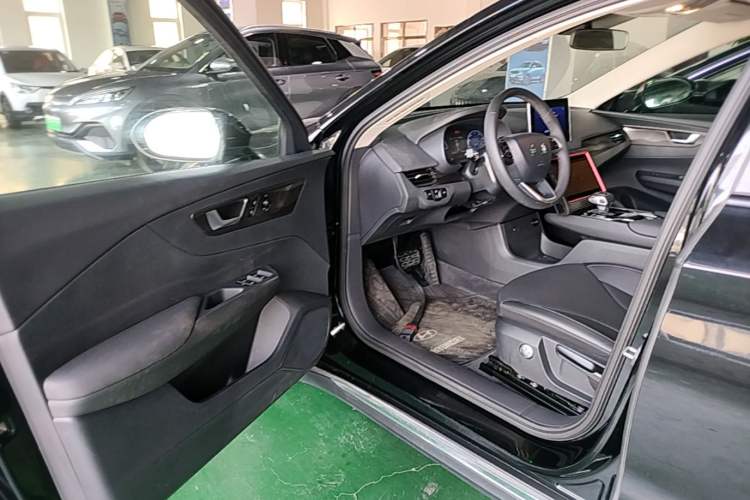 Used Hongqi E-QM5 2022 431 km Charge & Enjoy Edition