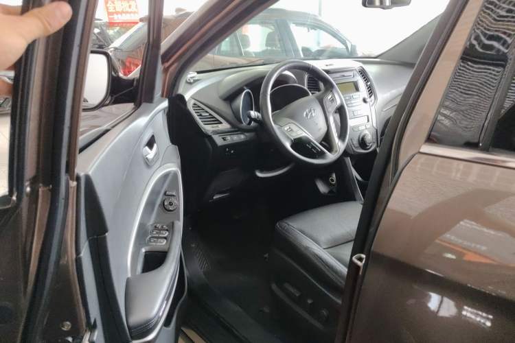 Used Hyundai Santa Fe 2013 2.4L Automatic Two-Wheel Drive Smart Version Driver Seat