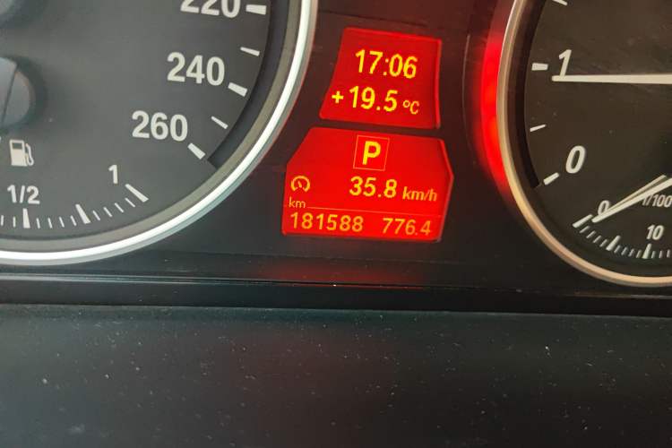 Used BMW 5 Series 2010 530Li Leading Model Odometer Close Up