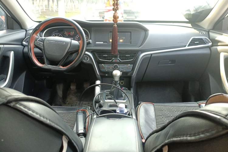 Used Venucia T90 2017 2.0L Manual Fashion Edition Center Console