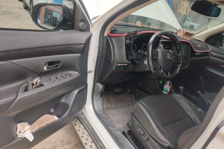 Used Mitsubishi Outlander 2016 2.4L 4x4 Luxury Edition 7-Seater Driver Seat