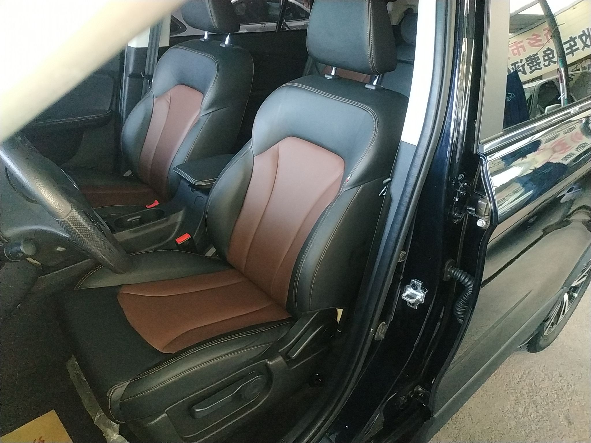 المقاعد الأمامية داخل السيارة