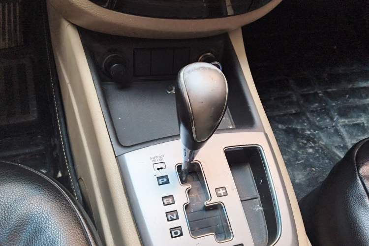 Used Hyundai Santa Fe Classic 2011 2.4 Comfort Edition 7-Seater Two-Wheel Drive Gear Lever