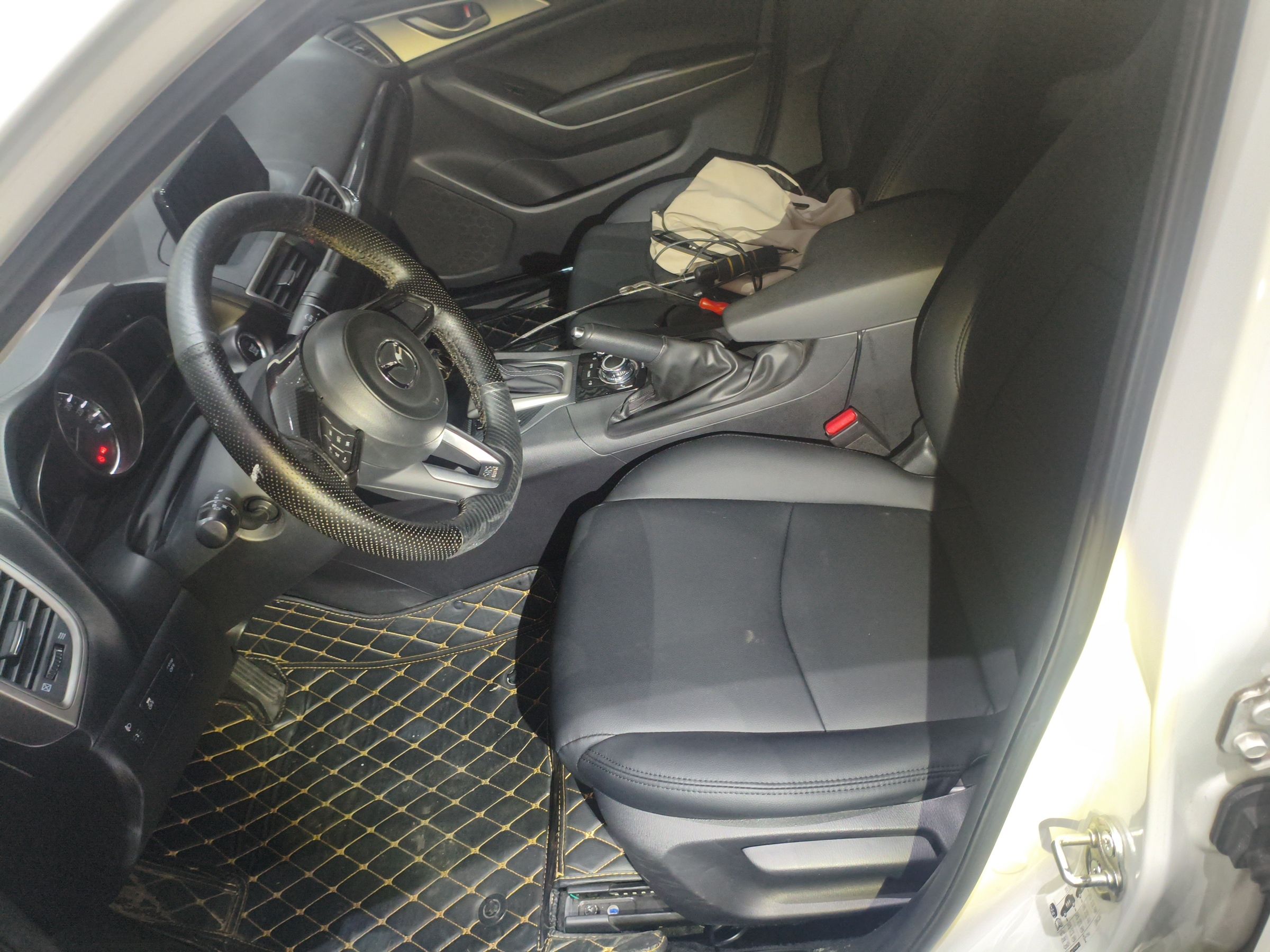 Переднее сиденье в автомобиле