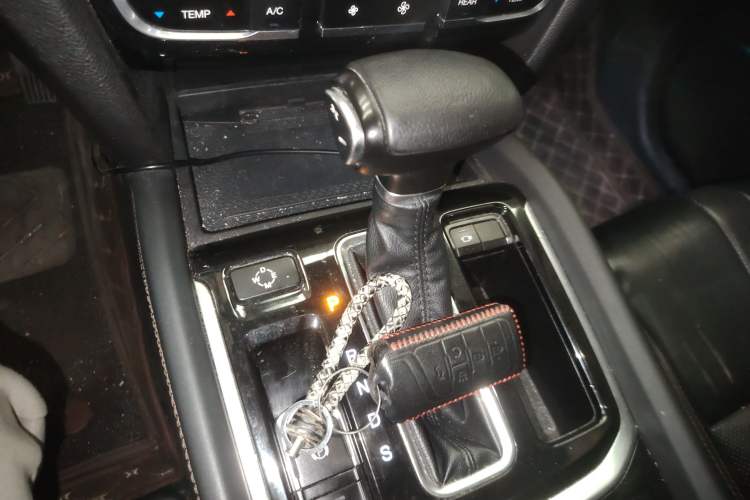 Used GAC Trumpchi GS8 2017 320T Two-Wheel Drive Luxury Smart Connectivity Version (7 Seats) Gear Lever